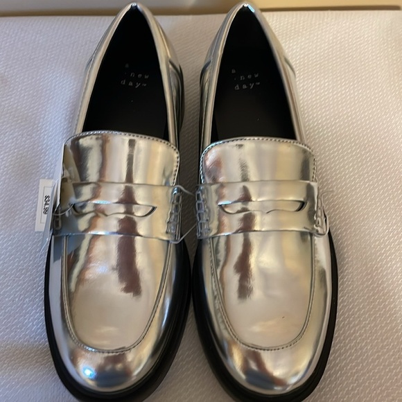 A new day women’s 8.5 Silver Loafers slip in memory foam metallic Jordan NWT - Picture 3 of 6